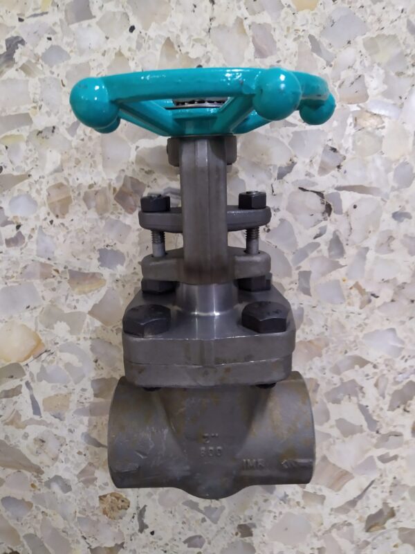 VALVULA DE ACERO FORJADO A-105 PARA 600-800 LIBRAS EXTREMOS ROSCADOS Y SOCKETWELD